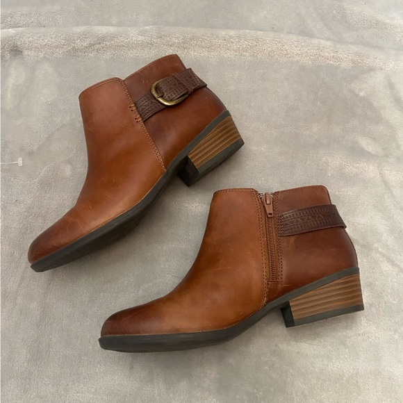 Clarks Addiy Kara Brown Leather Almond Toe Buckle Ankle Boots - Picture 3 of 8